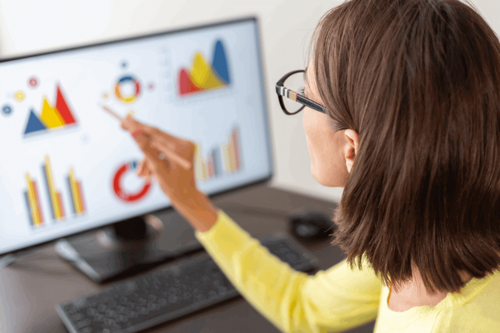 Финансовый английский. Вебинары. СИНЕРГИЯ курсы графического дизайна. Analytics woman